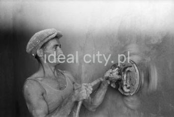 Robotnik wykonuje mechaniczne szlifowanie gładzi szpachlowych w jednym z nowohuckich lokali mieszkalnych. Mechaniczne tynkowanie wykonywano już od 1952 roku. Lata 50. XXw.

fot. Henryk Makarewicz/idealcity.pl


