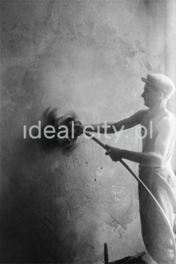 Robotnik wykonuje mechaniczne szlifowanie gładzi szpachlowych w jednym z nowohuckich lokali mieszkalnych. Mechaniczne tynkowanie wykonywano już od 1952 roku. Lata 50. XXw.

fot. Henryk Makarewicz/idealcity.pl


