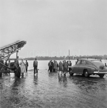 Rajd samochodowy w okolicach Nowej Huty, lata 60. XXw.

fot. Wiktor Pental/idealcity.pl