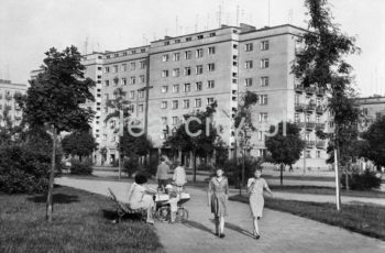 Modernistyczna zabudowa Osiedla Hutniczego, na pierwszym planie zaczątki Parku Szwedzkiego. Widok od strony 