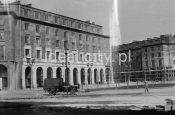 Zabudowania Placu Centralnego w trakcie realizacji. Lata 50te. XXw.

fot. Wiktor Pental/idealcity.pl



