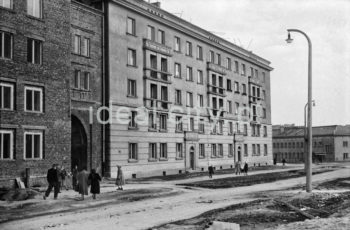 Narożny budynek mieszkalny na osiedlu A-11 (Stalowe) z bramą prowadzącą do jego wnętrza, widok od strony osiedla A-33 (Hutnicze), lata 50.

fot. Henryk Makarewicz/idealcity.pl

