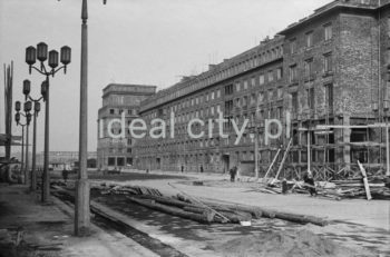 Budynki mieszkalne osiedli centralnych (nieotynkowane) przy późniejszej alei Róż, na osiedlu B-31 (Centrum B), w tle widoczne osiedle B-33 (Słoneczne), lata 50. W centrum kadru widoczna wieża narożna osiedla Centrum B na skrzyżowaniu alei Róż z aleją Przyjaźni.

fot. Henryk Makarewicz/idealcity.pl



