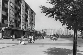 Osiedle B-32 (Szklane Domy) z modernistycznym blokiem szwedzkim, widok w kierunku osiedla A-33 (Hutniczego). Blok zaprojektowali Janusz i Marta Ingarden w 1956 roku, budowany w latach 1957-1959. Przy jego budowie nie używano cegieł, ale betonu komórkowego (na licencji szwedzkiej) Siporex. Pozwoliło to na zbudowanie loggii, gęsto ułożonych okien oraz balkonów. Do ozdobienia elewacji użyto kolorowych tynków, co wówczas należało do rzadkości. W długim na 260 metrów bloku wybudowano 272 nowoczesne i funkcjonalne mieszkania, na dole zaś umieszczono punktu usługowe (sklep motoryzacyjny, pasmanterię, drogerie i sklep nasienno-warzywniczy). Projektantami wnętrz byli Irena Pać-Zaleśna, Zdzisław Szpyrkowski i Kazimierz Syrek. Przełom lat 50 i 60., lub początek lat 60.

fot. Henryk Makarewicz/idealcity.pl

