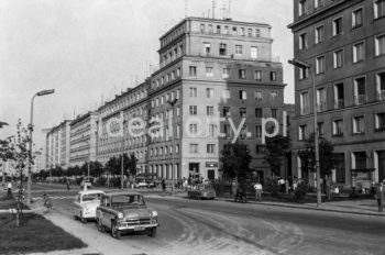 Widok od strony osiedla C-32 (Zgody) w kierunku domu mieszkalnego z północnej strony na osiedlu C-31 (Centrum C) i ciągu domów mieszkalnych z lokalami usługowymi na parterze osiedla B-31 (Centrum B) od strony alei Przyjaźni Polsko-Radzieckiej (obecnie aleja Przyjaźni). W pierwszym budynku po prawej stronie, na parterze, znajduje się restauracja „Stylowa” (początkowo kawiarnia) działająca nieprzerwanie od lipca 1956 roku. W kolejnym domu, na osiedlu B-31, na parterze swoją siedzibę miał początkowo sklep Desa, później Salon Wystawowy Towarzystwa Przyjaciół Sztuk Pięknych otwarty w latach 60. Przełom lat 50 i 60., lub początek lat 60.

fot. Henryk Makarewicz/idealcity.pl

