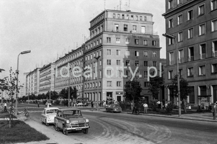 View from the C-32 (Zgody) Estate towards a residential building in the north of the C-31 (Centrum C) Estate, and a row of residential buildings with shops and services on the ground floor on the B-31 (Centrum B) Estate, from Przyjaźni Polsko-Radzieckiej Alley (Polish-Russian Friendship Alley, nowadays Przyjaźni Alley – Friendship Alley). On the ground floor of the first building, on the right, there is a restaurant called “Stylowa” (originally a café), opened in July 1956 and operating since without intermission. In the neighbouring building, on the B-31 Estate, the Desa shop trading in artworks and antiques occupied a space on the ground floor, but was later replaced by the Exhibition Salon of the Friends of Fine Arts Society, opened in the 1960s. The turn of the 1950s and 60s, or early 1960s.

Widok od strony osiedla C-32 (Zgody) w kierunku domu mieszkalnego z północnej strony na osiedlu C-31 (Centrum C) i ciągu domów mieszkalnych z lokalami usługowymi na parterze osiedla B-31 (Centrum B) od strony alei Przyjaźni Polsko-Radzieckiej (obecnie aleja Przyjaźni). W pierwszym budynku po prawej stronie, na parterze, znajduje się restauracja „Stylowa” (początkowo kawiarnia) działająca nieprzerwanie od lipca 1956 roku. W kolejnym domu, na osiedlu B-31, na parterze swoją siedzibę miał początkowo sklep Desa, później Salon Wystawowy Towarzystwa Przyjaciół Sztuk Pięknych otwarty w latach 60. Przełom lat 50 i 60., lub początek lat 60.

Photo by Henryk Makarewicz/idealcity.pl

