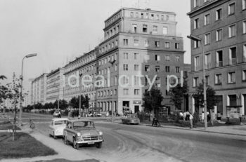 Widok od strony osiedla C-32 (Zgody) w kierunku domu mieszkalnego z północnej strony na osiedlu C-31 (Centrum C) i ciągu domów mieszkalnych z lokalami usługowymi na parterze osiedla B-31 (Centrum B) od strony alei Przyjaźni Polsko-Radzieckiej (obecnie aleja Przyjaźni). W pierwszym budynku po prawej stronie, na parterze, znajduje się restauracja „Stylowa” (początkowo kawiarnia) działająca nieprzerwanie od lipca 1956 roku. W kolejnym domu, na osiedlu B-31, na parterze swoją siedzibę miał początkowo sklep Desa, później Salon Wystawowy Towarzystwa Przyjaciół Sztuk Pięknych otwarty w latach 60. Przełom lat 50 i 60., lub początek lat 60.

fot. Henryk Makarewicz/idealcity.pl


