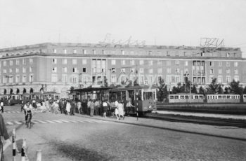 Plac Centralny z przystankami tramwajowymi, na pierwszym planie tramwaj linii 20, który w latach 1960-1964 kursował na trasie Klasztorna-Bieńczyce, widok w kierunku zabudowy osiedla A-31 (Centrum A) z charakterystycznymi neonami, początek lat 60.

fot. Henryk Makarewicz/idealcity.pl

