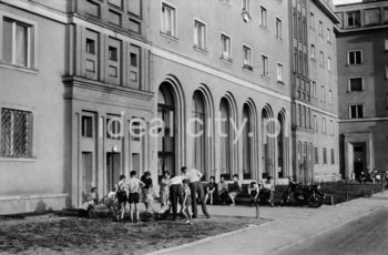 Zabudowa wewnątrz osiedla D-31 (Centrum D), tworzący zachodnia pierzeję placu Centralnego, lata 60. XXw.

fot. Henryk Makarewicz/idealcity.pl

