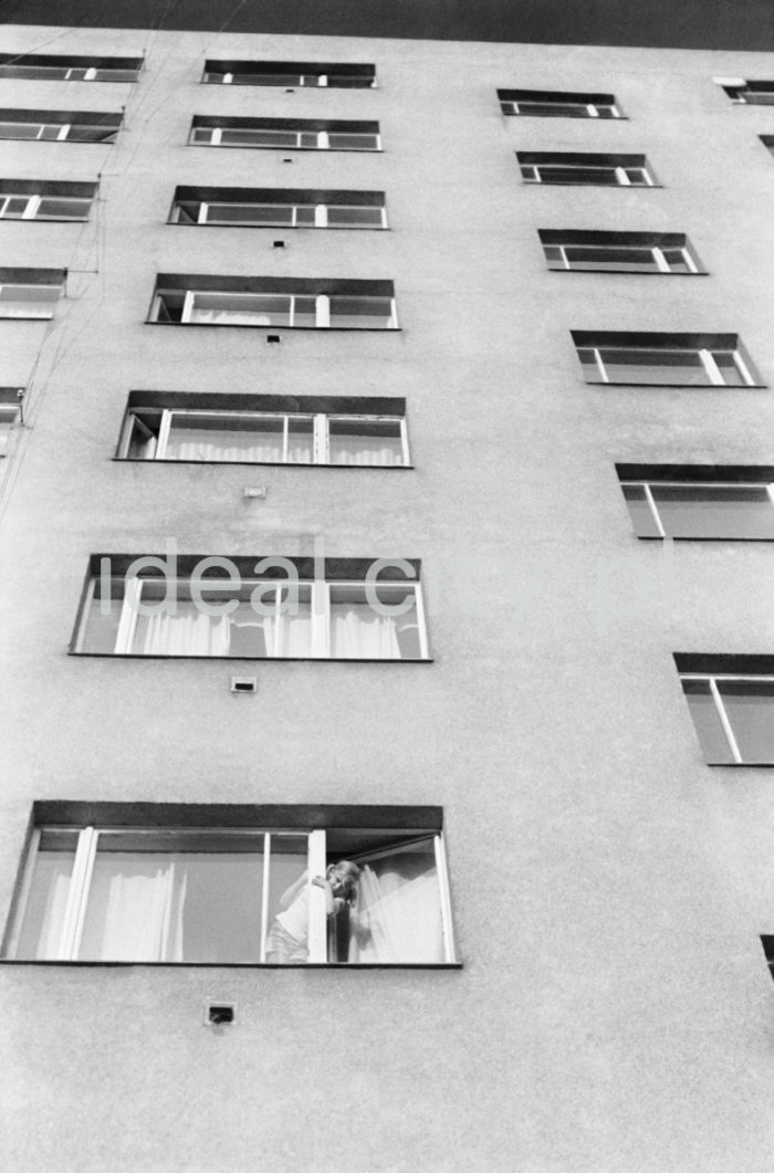 The frontage of a high-rise, Centrum D Estate. 1960s.

Elewacja wysokościowca na Osiedlu Centrum D, lata 60.

Photo by Henryk Makarewicz/idealcity.pl

