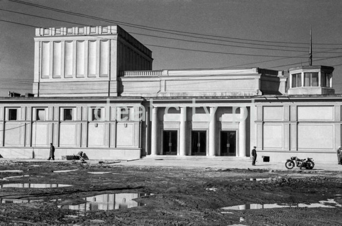 Budynek Teatru Ludowego na osiedlu C-1 (Teatralne) – wejście główne z charakterystycznymi kolumnami, lata 50.

fot. Henryk Makarewicz/idealcity.pl

