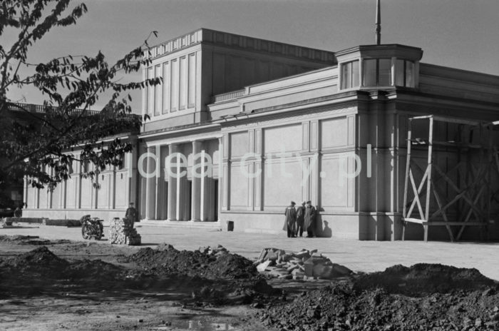 Budynek Teatru Ludowego na osiedlu C-1 (Teatralne) – wejście główne z charakterystycznymi kolumnami, lata 50.

fot. Henryk Makarewicz/idealcity.pl

