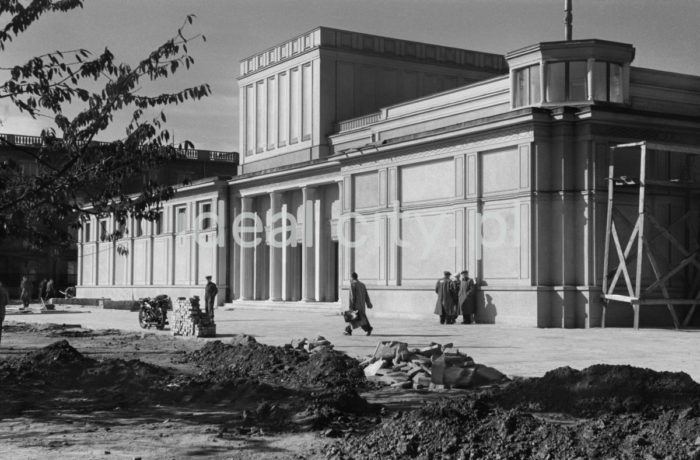 Budynek Teatru Ludowego na osiedlu C-1 (Teatralne) – wejście główne z charakterystycznymi kolumnami, lata 50. XXw.

fot. Henryk Makarewicz/idealcity.pl
