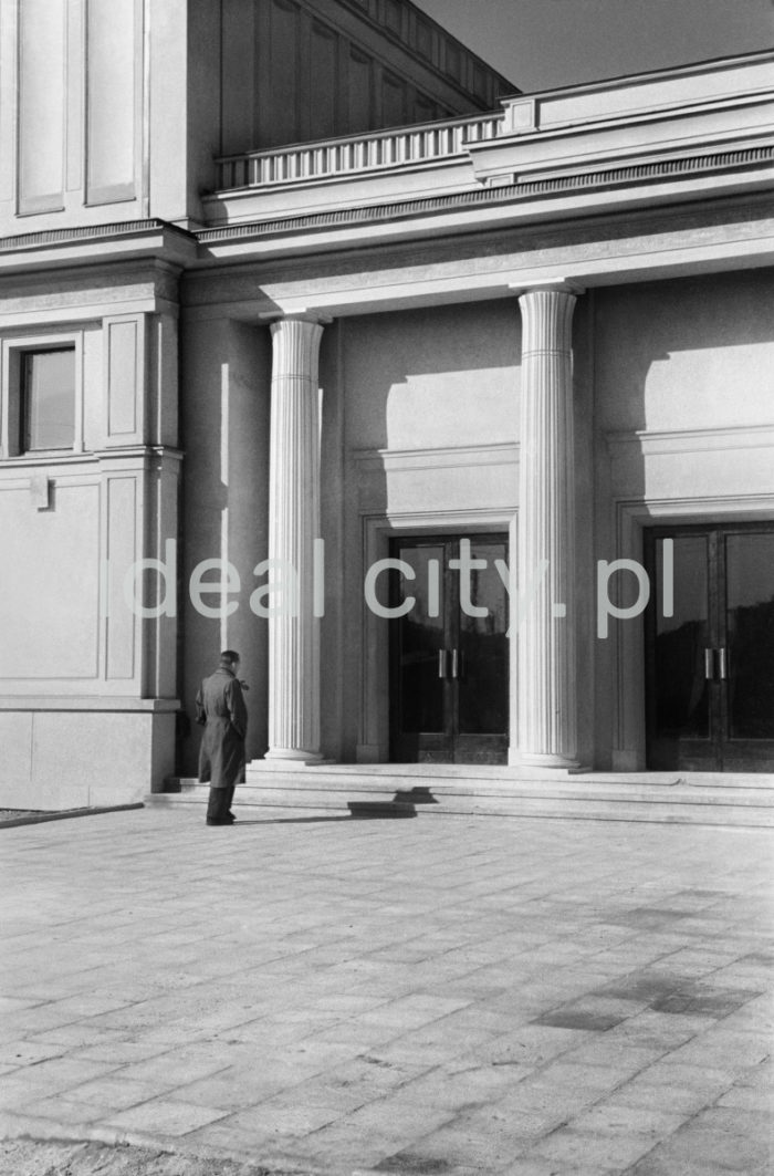Budynek Teatru Ludowego na osiedlu C-1 (Teatralne) – wejście główne z charakterystycznymi kolumnami, lata 50.

fot. Henryk Makarewicz/idealcity.pl

