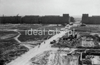 Aleja Róż, widok w kierunku Placu Centralnego. W głębi po lewej Osiedle Centrum B, po prawej Centrum C. Na pierwszym planie po lewej teren przyszłego Parku Ratuszowego, po prawej początki budowy Osiedla Zgody.

fot. Henryk Makarewicz/idealcity.pl
