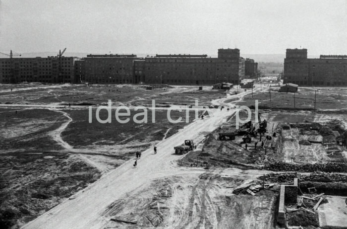 Aleja Róż, view towards Plac Centralny. In the background, left: Centrum B Estate, right: Centrum C Estate. In the foreground, left: the area of the future Park Ratuszowy, right: early stages in the construction of the Zgody Estate.

Aleja Róż, widok w kierunku Placu Centralnego. W głębi po lewej Osiedle Centrum B, po prawej Centrum C. Na pierwszym planie po lewej teren przyszłego Parku Ratuszowego, po prawej początki budowy Osiedla Zgody.

Photo by Henryk Makarewicz/idealcity.pl
