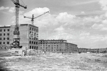 Widok od strony osiedla B-33 (Słoneczne) w kierunku budowanego bloku mieszkalnego (po lewej stronie) na osiedlu C-33 (Urocze) oraz zabudowy osiedla C-2 Południe (Górali), od strony alei Róż, lata 50.

fot. Wiktor Pental/idealcity.pl