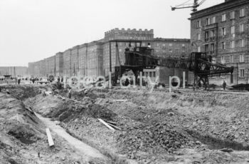 Przygotowania do budowy Osiedla Hutniczego, po prawej budynki Osiedla Stalowego (w budowie). Na wprost Osiedle Szkolne. Połowa lat 50. XXw.

fot. Wiktor Pental/idealcity.pl