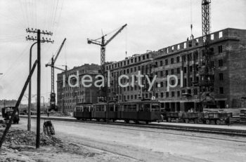 Widok w kierunku budowanych domów mieszkalnych na osiedlu B-31 (Centrum B), na pierwszym planie tramwaj nr 5, który zaczął kursować w latach 1952-1955 na trasie Rondo Mogilskie – Nowa Huta, a w latach 1955-1964 na trasie Rondo Mogilskie – Walcownia (przez Plac Centralny), lata 50.

fot. Wiktor Pental/idealcity.pl
