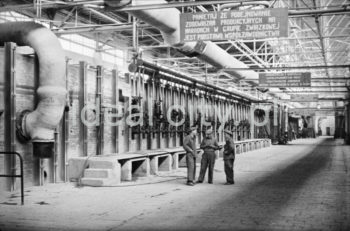 Inside the hall of the Zgniatacz Rolling Mill, Lenin Steelworks. Mid-1950s.

Hala Walcowni Zgniatacz Huty im. Lenina, połowa lat 50.

fot. Henryk Makarewicz/idealcity.pl
