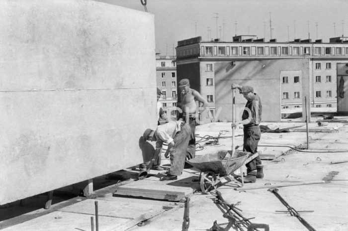 Construction site of a residential building made of concrete panels, sector D, most likely the D-3 estate (Handlowe); the estate and residential buildings were designed by Tadeusz Rembiesa. Sector D (Centrum D, Handlowe, Spółdzielcze and Kolorowe Estates) was built in 1957-69. Early 1960s, presumably 1962.

Budowa domu mieszkalnego z wielkiej płyty w sektorze D, z wielkim prawdopodobieństwem to osiedle D-3 (Handlowe), projektantem osiedla i bloków mieszkalnych był Tadeusz Rembiesa. Budowę sektora D (Centrum D, osiedle Handlowe, Spółdzielcze i Kolorowe) realizowano w latach 1957-1969. Początek lat 60, prawdopodobnie 1962 rok.

Photo by Wiktor Pental/idealcity.pl


