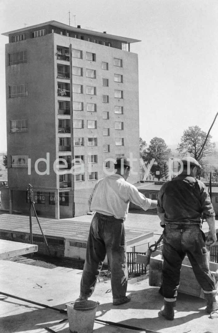 Labourers on the construction site of a residential building on the D-3 (Handlowe) Estate, in the background a ten-storey block nicknamed “helicopter,” built in the post-thaw period on the D-31 (Centrum D) Estate, following the design by Kazimierz Chodorowski and Stefan Golonka. Early 1960s, possibly 1962.

Robotnicy na budowie domu mieszkalnego na nowohuckim osiedlu D-3 (Handlowe), w tle widoczny dziewięciopiętrowy punktowiec, tzw. „helikopter”, zbudowany w okresie poodwilżowym na osiedlu D-31 (Centrum D), według projektu Kazimierza Chodorowskiego i Stefana Golonki, początek lat 60, prawdopodobnie 1962 rok.

Photo by Wiktor Pental/idealcity.pl

