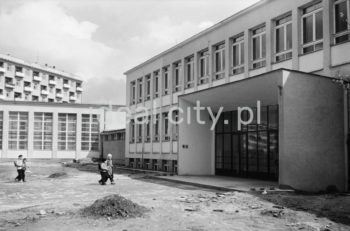 Szkoła podstawowa nr 91 na osiedlu D-3 (Handlowym). Budowę rozpoczęto w 1958 roku, zakończono we wrześniu 1959 roku. Koniec lat 50.

fot. Henryk Makarewicz/idealcity.pl

