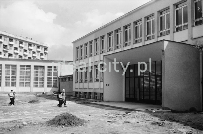 Szkoła podstawowa nr 91 na osiedlu D-3 (Handlowym). Budowę rozpoczęto w 1958 roku, zakończono we wrześniu 1959 roku. Koniec lat 50.

fot. Henryk Makarewicz/idealcity.pl

