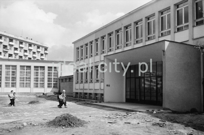 Primary School no. 91 on the D-3 (Handlowe) Estate. Its construction started in 1958, and ended in September 1959. Late 1950s.

Szkoła podstawowa nr 91 na osiedlu D-3 (Handlowym). Budowę rozpoczęto w 1958 roku, zakończono we wrześniu 1959 roku. Koniec lat 50.

Photo by Henryk Makarewicz/idealcity.pl

