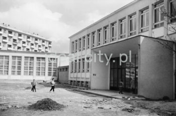 Szkoła podstawowa nr 91 na osiedlu D-3 (Handlowym). Budowę rozpoczęto w 1958 roku, zakończono we wrześniu 1959 roku. Koniec lat 50.

fot. Henryk Makarewicz/idealcity.pl

