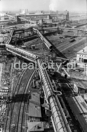 Lenin Metallurgical Combine, fragment of technical installation (pipeline), view towards Rolling Mill. Early 1960s.

Kombinat metalurgiczny im. Lenina, fragment instalacji technicznej (rurociągi), widok w kierunku kompleksu Walcowni, początek lat 60.

Photo by Henryk Makarewicz/idealcity.pl

