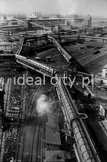 Lenin Metallurgical Combine, fragment of technical installation (pipeline), view towards Rolling Mill. Early 1960s.

Kombinat metalurgiczny im. Lenina, fragment instalacji technicznej (rurociągi), widok w kierunku kompleksu Walcowni, początek lat 60.

Photo by Henryk Makarewicz/idealcity.pl


