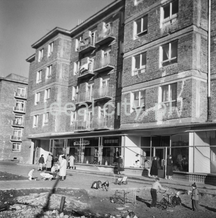 A residential building with shops on the B-33 (Słoneczne) Estate. Late 1950s.

Budynek mieszkalny z lokalami usługowymi na osiedlu B-33 (Słoneczne), koniec lat 50. XX w.

Photo by Wiktor Pental/idealcity.pl