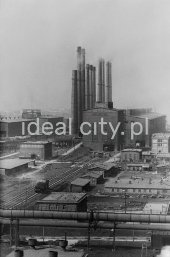 View of Open Hearth Steel Plant at the Lenin Metallurgical Combine from Blast Furnace Plant.  On the right: the building housing the mixer at the Ingot Mould Section. Early 1960s.

Widok na Stalownię Martenowską w kombinacie metalurgicznym im. Lenina od strony Wielkich Pieców. Po prawej stronie widoczny budynek mieszalnika na Wydziale Wlewnic, początek lat 60.

Photo by Henryk Makarewicz/idealcity.pl


