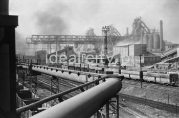 Kombinat metalurgiczny im. Lenina. Widok w kierunku Wielkich Pieców od strony Aglomerowni oraz Zakładu Materiałów Ogniotrwałych (pierwszą cegłę ogniotrwałą uformowano we wrześniu 1953 roku), początek lat 60.

fot. Henryk Makarewicz/idealcity.pl
