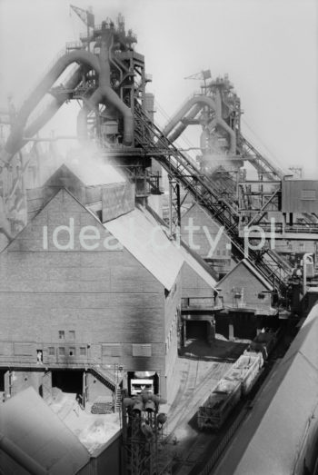 Kombinat metalurgiczny im. Lenina, rejon Wielkich Pieców, widok na nagrzewnice oraz infrastrukturę kolejową z wagonami rudy żelaza, początek lat 60. XXw.

fot. Henryk Makarewicz/idealcity.pl


