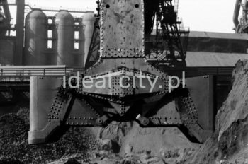 Kombinat metalurgiczny im. Lenina, rejon Wielkich Pieców, widoczne nagrzewnice wielkiego pieca oraz czerpak do nabierania materiałów do wsadu, lata 60. XXw.

fot. Henryk Makarewicz/idealcity.pl

