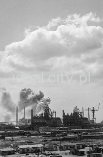 Widok na kombinat metalurgiczny im. Lenina, w tle widoczny rejon Wielkich Pieców, lata 60.


fot. Henryk Makarewicz/idealcity.pl

