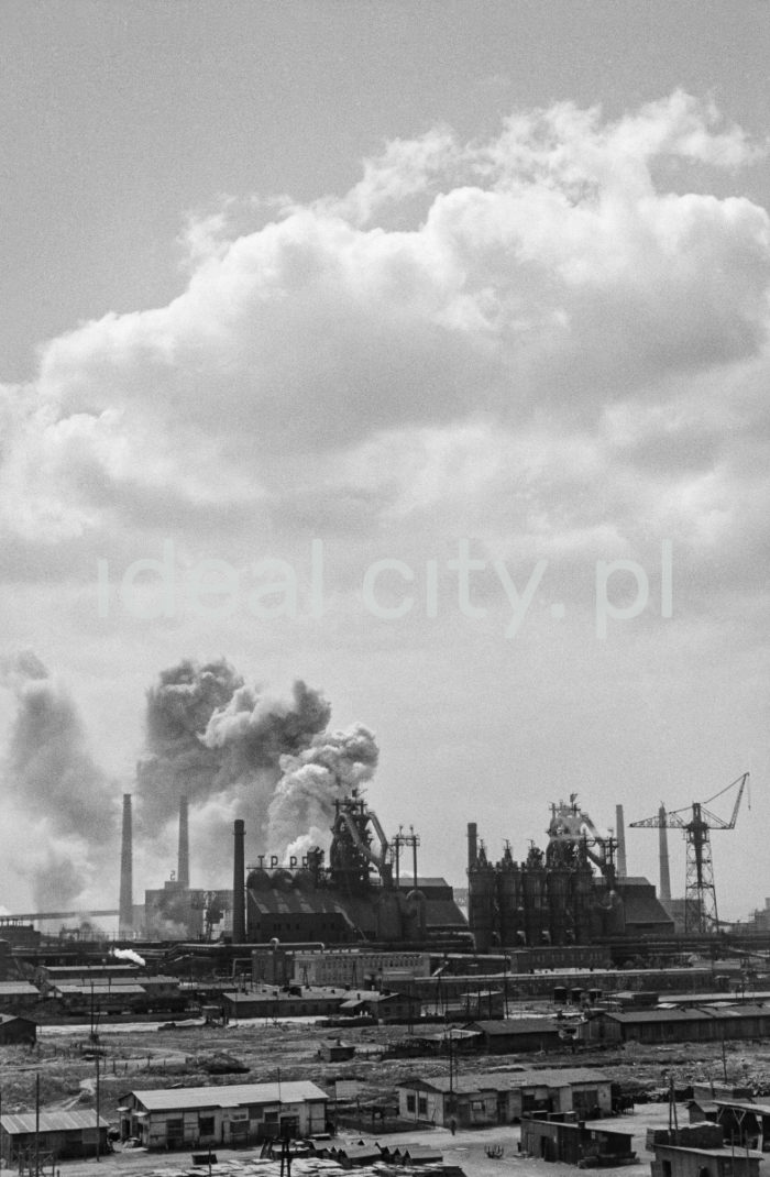 View of the Lenin Metallurgical Combine; further back Blast Furnace Plant. 1960s.

Widok na kombinat metalurgiczny im. Lenina, w tle widoczny rejon Wielkich Pieców, lata 60.

Photo by Henryk Makarewicz/idealcity.pl

