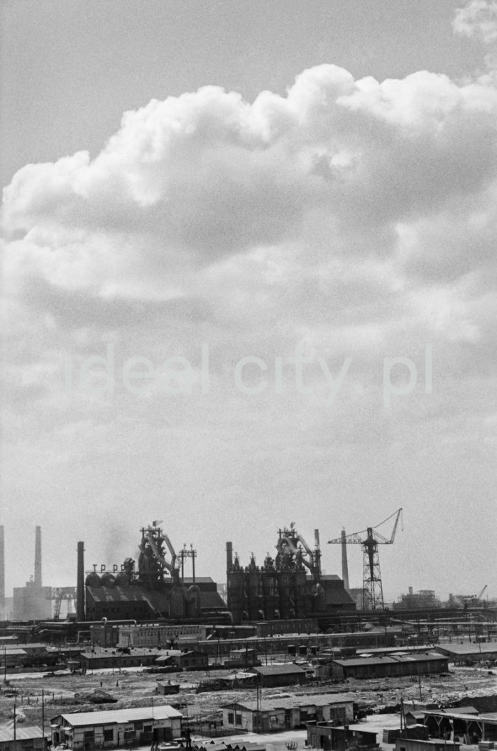 View of the Lenin Metallurgical Combine; further back Blast Furnace Plant. 1960s.

Widok na kombinat metalurgiczny im. Lenina, w tle widoczny rejon Wielkich Pieców, lata 60.

Photo by Henryk Makarewicz/idealcity.pl

