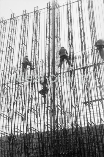 Kombinat metalurgiczny im. Lenina, montaż zbrojenia chłodni kominowej, przełom lat 50. i 60.

fot. Henryk Makarewicz/idealcity.pl


