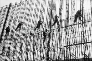 Kombinat metalurgiczny im. Lenina, montaż zbrojenia chłodni kominowej, przełom lat 50. i 60.

fot. Henryk Makarewicz/idealcity.pl

