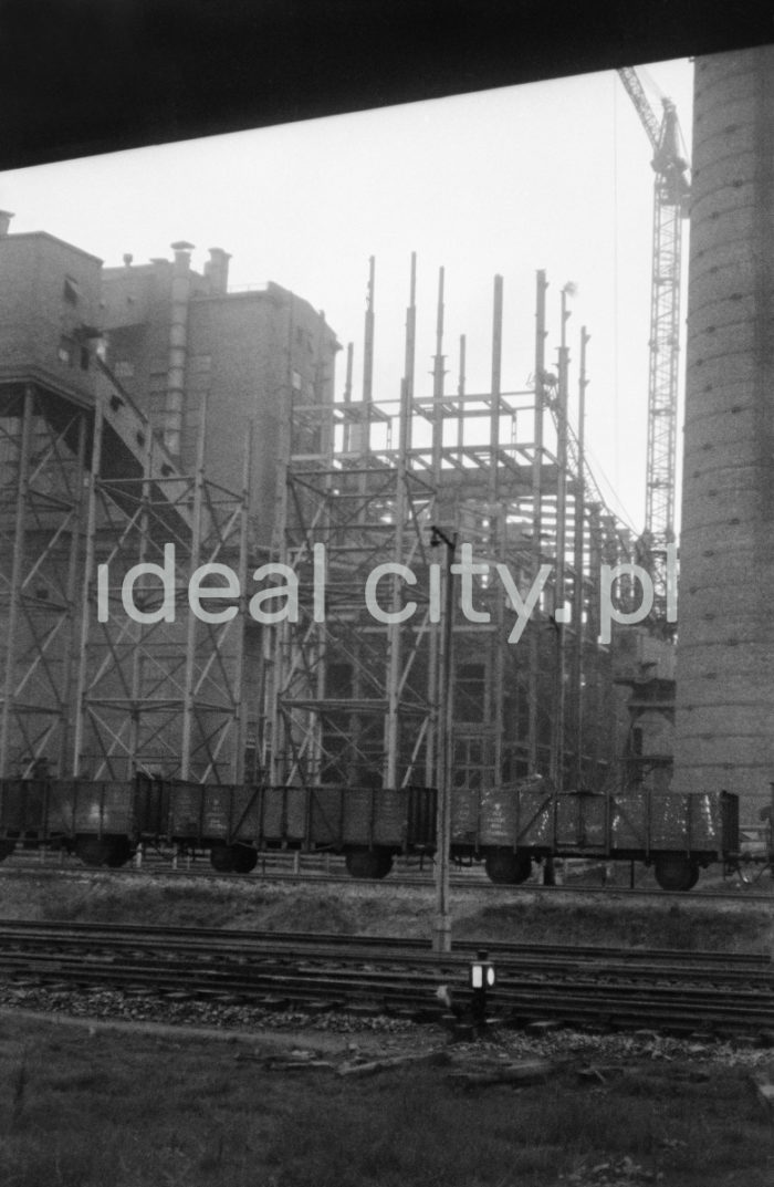 Lenin Metallurgical Combine, steel frames at a steelworks section, carriages in the foreground. 1960s.

Kombinat metalurgiczny im. Lenina, konstrukcje stalowe przy jednym z wydziałów huty. Na pierwszym planie wagony kolejowe, lata 60.

Photo by Henryk Makarewicz/idealcity.pl

