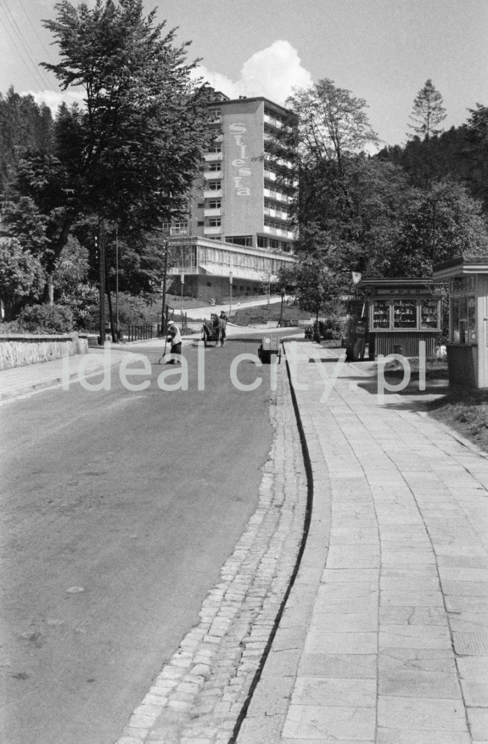 The “Silesia” sanitarium in Krynica, desgined by architects from the Miastoprojekt Studio. Opened in 1963.

Dom sanatoryjno-leczniczy „Silesia” w Krynicy, zaprojektowany przez architektów Miastoprojektu. Oddany w 1963 roku.

Photo by Henryk Makarewicz/idealcity.pl

