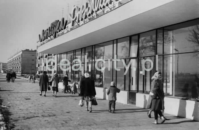Pavillion “Ciastkarnia Bambo” housing shops on the D-31 estate (Centrum D). Late 1950s.

Pawilon handlowo-usługowy Ciastkarnia 