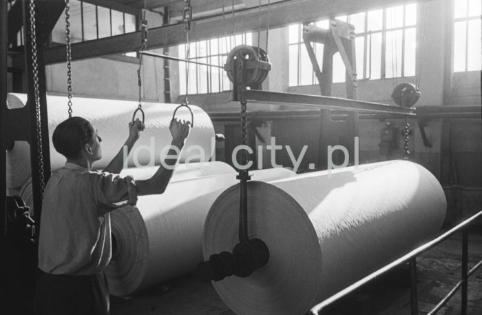 Paper Mill in Klucze. 1950s.

Zakład Papierniczy w Kluczach. Lata 50. XX w.

Photo by Henryk Makarewicz/idealcity.
