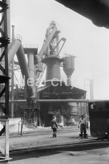Kombinat metalurgiczny im. Lenina, rejon Wielkiego Pieca, widoczny odpylacz, fragment gazociągu z platformą oraz bocznica kolejowa, koniec lat 50.

fot. Henryk Makarewicz/idealcity.pl

