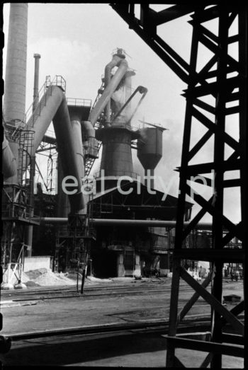 Kombinat metalurgiczny im. Lenina, rejon Wielkiego Pieca, widoczny odpylacz, fragment gazociągu z platformą oraz bocznica kolejowa, koniec lat 50.

fot. Henryk Makarewicz/idealcity.pl

