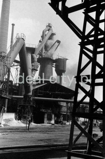 Kombinat metalurgiczny im. Lenina, rejon Wielkiego Pieca, widoczny odpylacz, fragment gazociągu z platformą oraz bocznica kolejowa, koniec lat 50.

fot. Henryk Makarewicz/idealcity.pl

