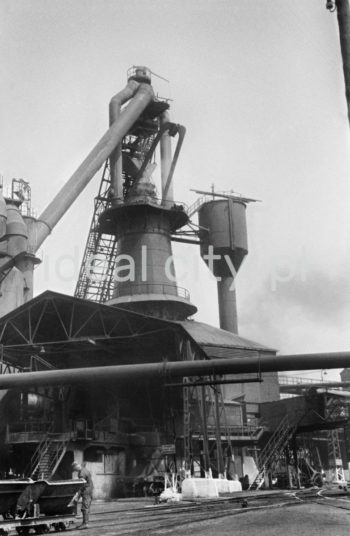 Kombinat metalurgiczny im. Lenina, rejon Wielkiego Pieca, widoczny odpylacz, fragment gazociągu z platformą oraz bocznica kolejowa, koniec lat 50.

fot. Henryk Makarewicz/idealcity.pl

